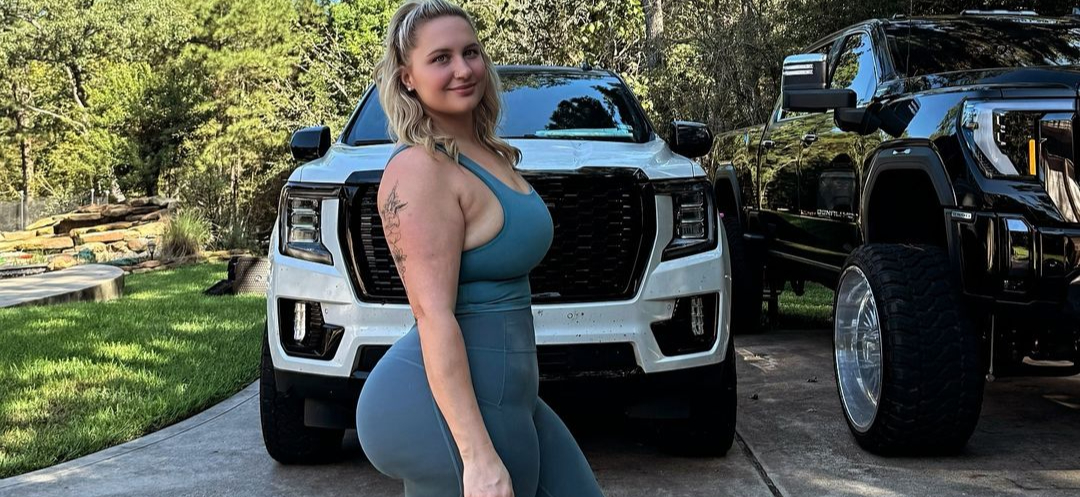 Hollie Berry Biography: American Plus-Size Model & Social Media Star