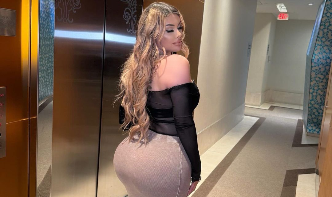 Estrella (Brielez) Biography – Canadian Curvy Model & Fashion Influencer